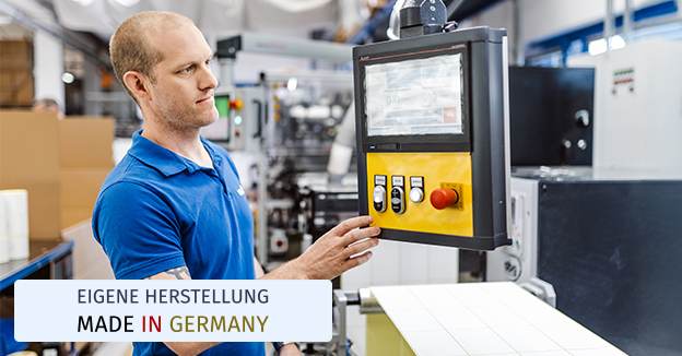 Ein Mitarbeiter pr&uuml;ft das Bedienpanel einer Etikettier-/Druckanlage in der hauseigenen Produktion in Schweinfurt. Etiketten Made in Germany.