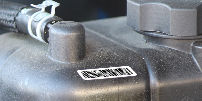 Etikett mit Barcode auf einem Bauteil im Motorraum erm&ouml;glicht die dauerhafte Kennzeichnung unter hohen Temperaturen.