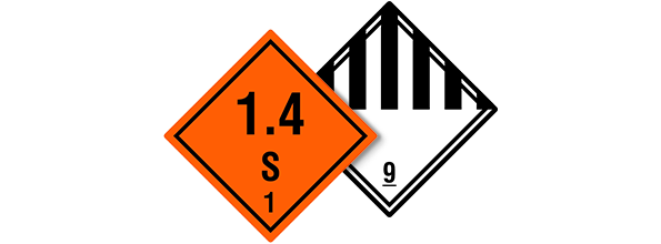 Beispiel für einen Gefahrzettel mit den Kennzeichnungen Klasse 1.4 S und Klasse 9 zur Kennzeichnung von Gefahrgut im Transport.